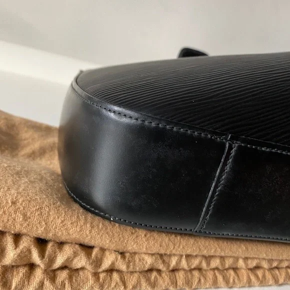 Louis Vuitton Reverie Leather Bag - Picture 13 of 16
